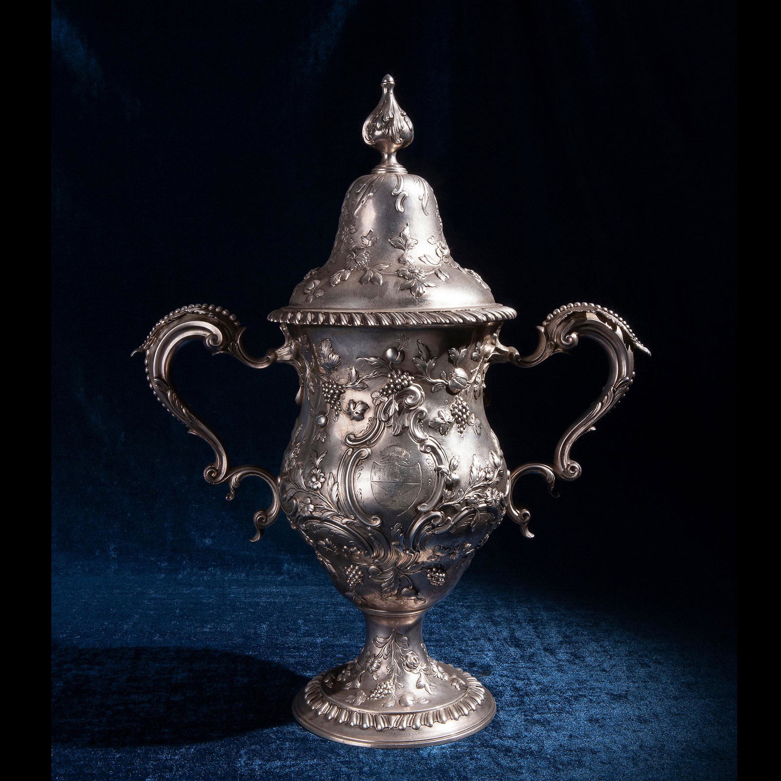 Silver two-handle cup with cover, London 1766 (1 of 4)