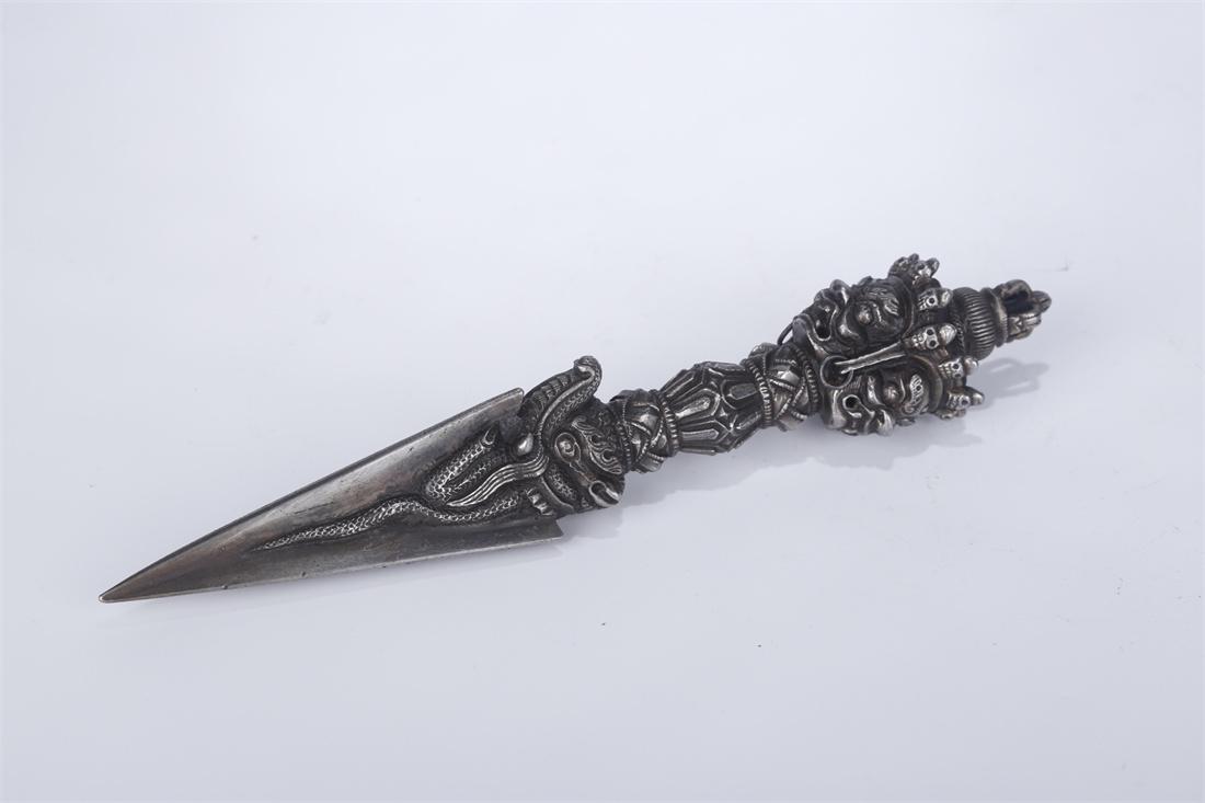 A CAST IRON IMPLEMENT VAJRA "JUE". (1 of 9)