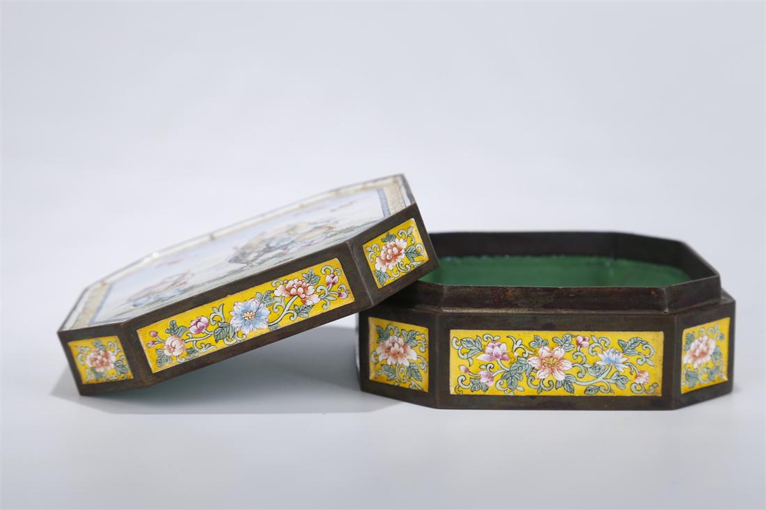 AN ENAMELED COPPER LIDDED BOX. (1 of 9)