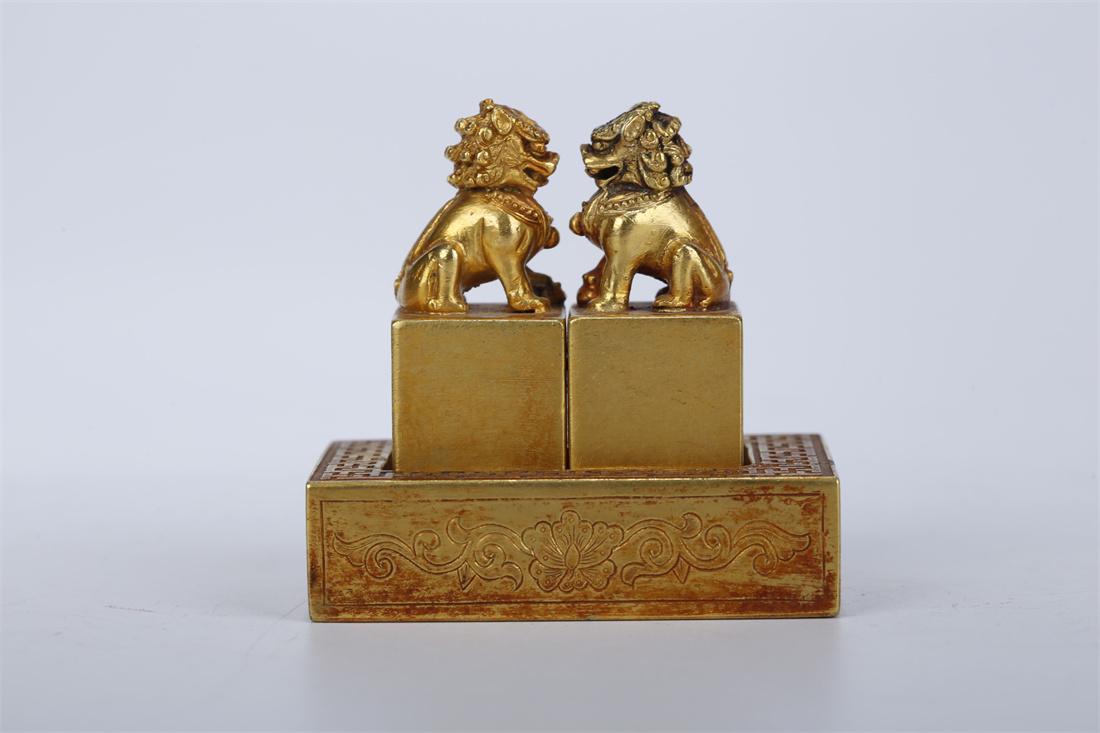 A SET OF GILT COPPER LION-KNOB SEALS. (1 of 9)