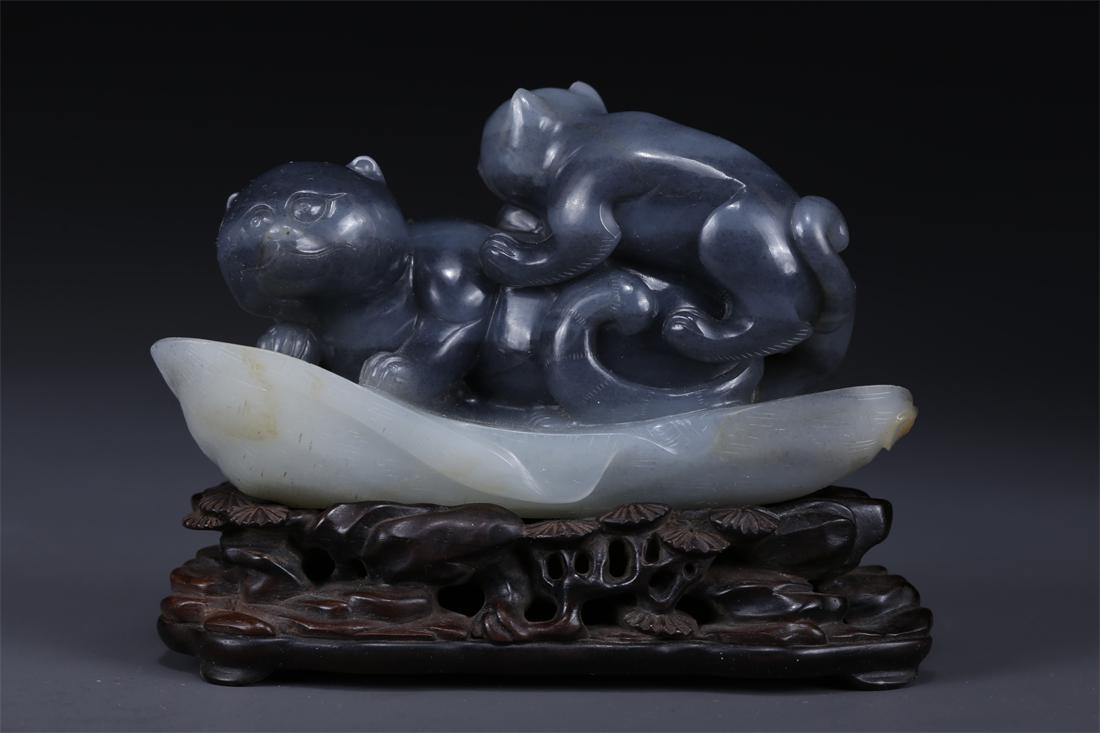 A HETIAN JADE AUSPICIOUS BEAST SCULPTURE. (1 of 9)