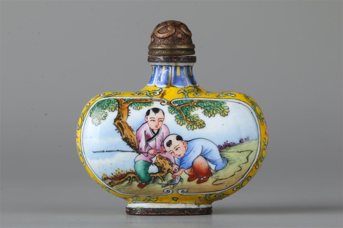 AN ENAMELED BRONZE SNUFF BOTTLE. (1 of 6)