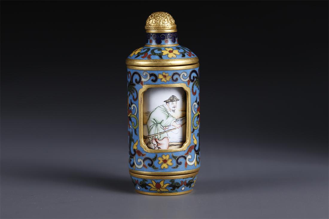 A CLOISONNE ENAMELED BRONZE SNUFF BOTTLE. (1 of 9)