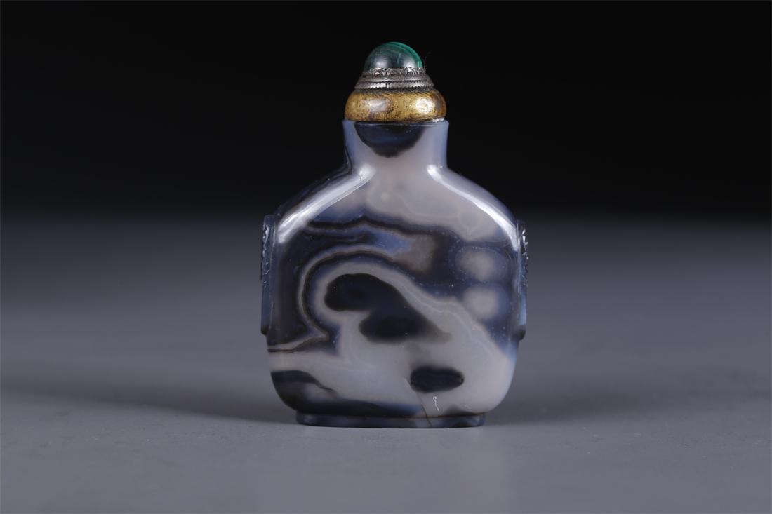 AN AGATE SNUFF BOTTLE WITH BEAST FACE DESIGN. (1 of 9)