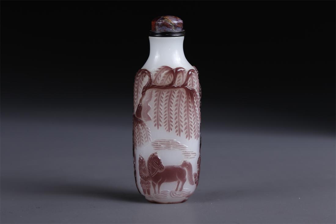 A GLASS SNUFF BOTTLE WITH FIGURE STORY MOTIF. (1 of 9)