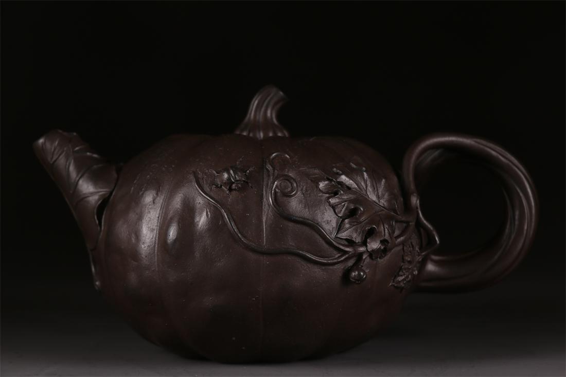 A RIDGED MELON-SHAPED PURPLE CLAY TEAPOT. (1 of 8)
