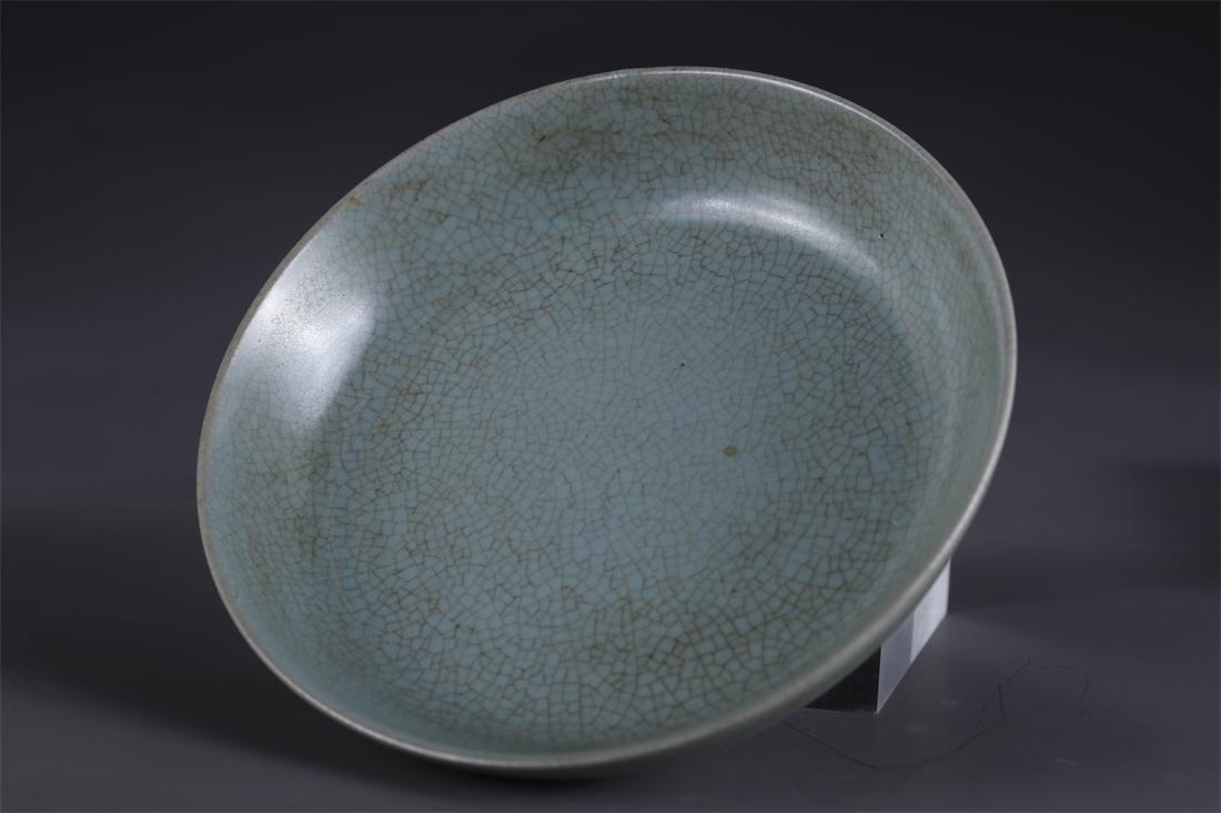 A PORCELAIN DISH, RU KILN. (1 of 6)