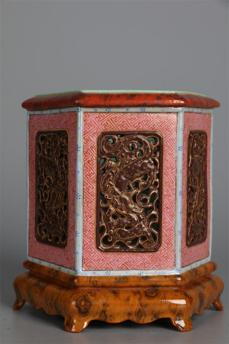 A HEXAGONAL PORCELAIN BRUSH POT. (1 of 9)