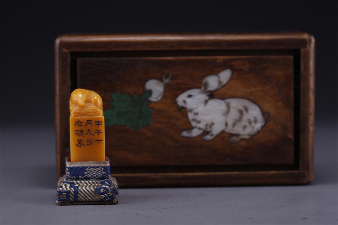 A FIELD-YELLOW STONE BEAST-KNOB SEAL.: Field-Yellow Stone Beast-Knob Seal.