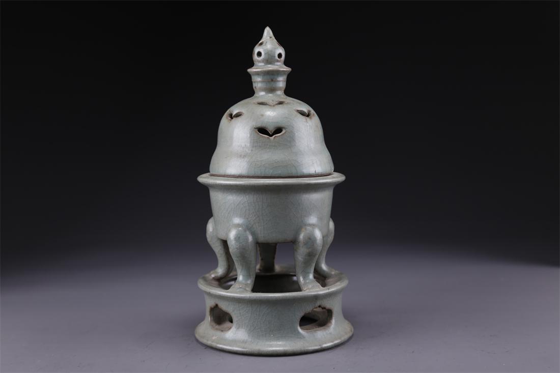 A PORCELAIN INCENSE BURNER, RU KILN.: Porcelain Incense Burner, Ru Kiln.