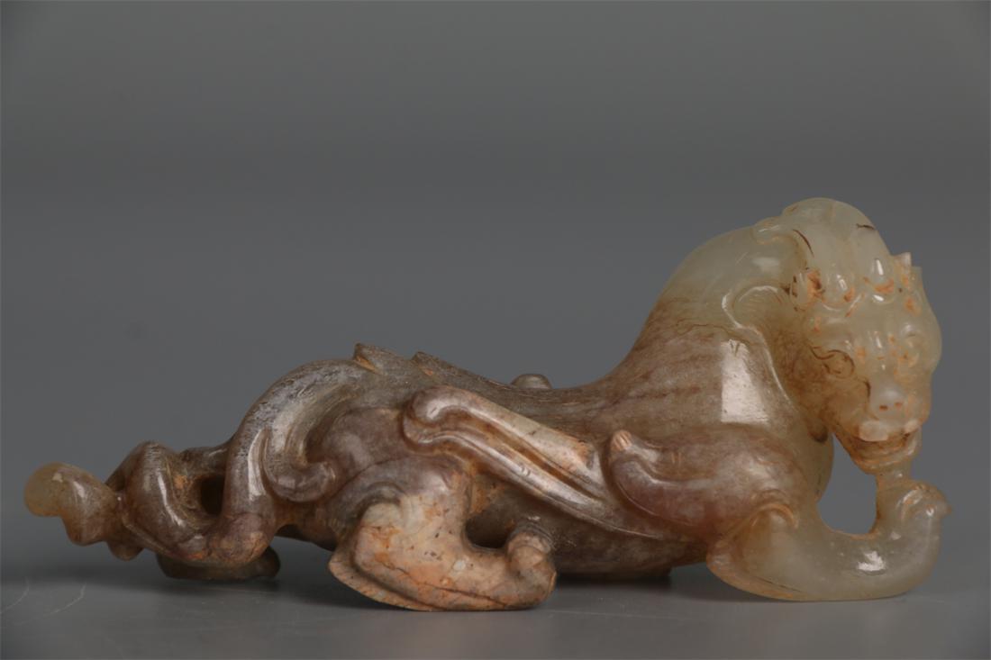 AN ANTIQUE JADE DRAGON CARVING ORNAMENT. (1 of 9)
