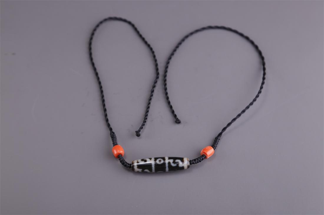 A NECKLACE OF AGATE DZI BEAD.: A Necklace of Agate Dzi Bead.