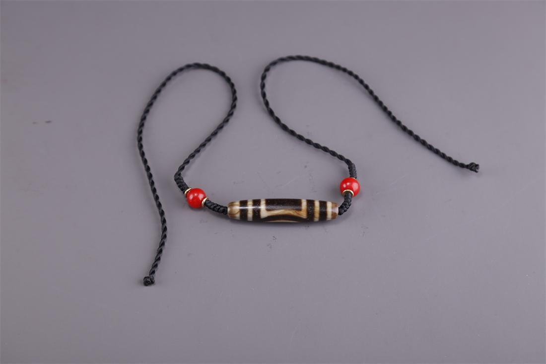 A NECKLACE OF TWO-EYE DZI BEAD. (1 of 6)