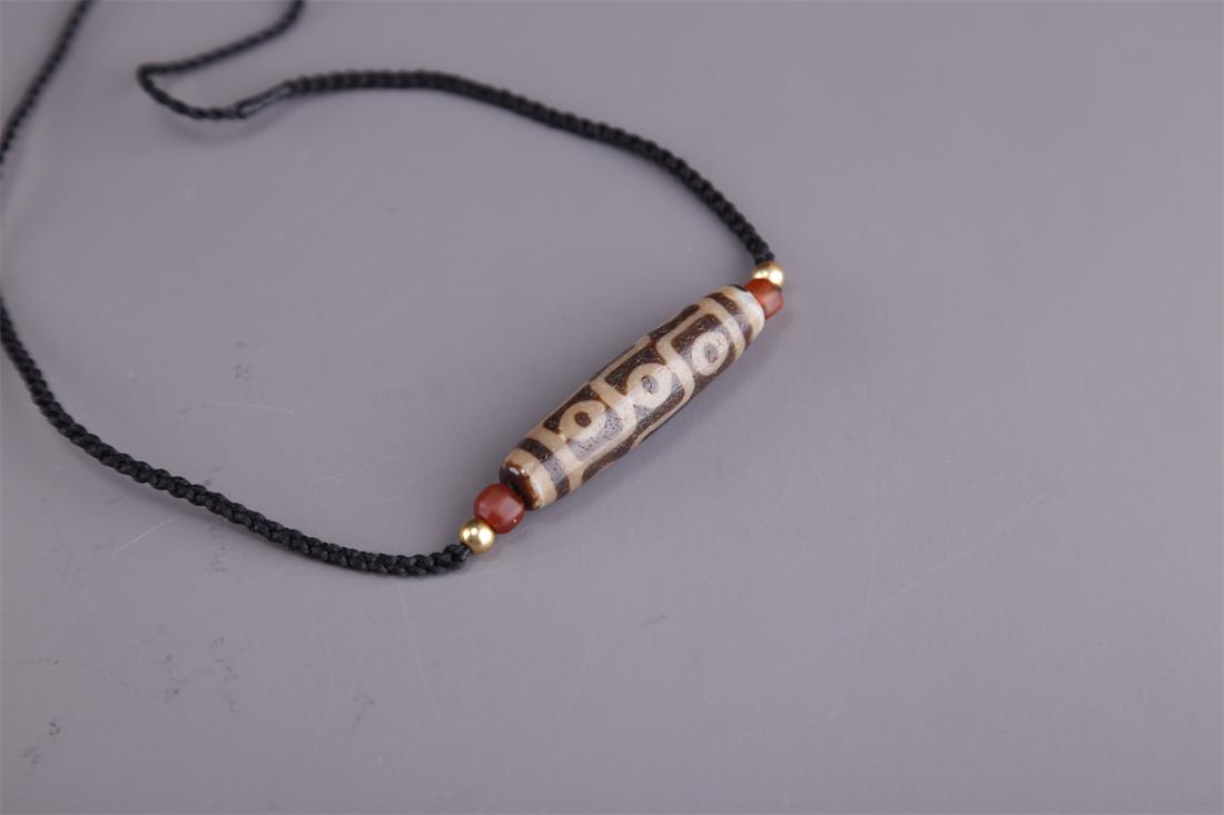 A NECKLACE OF NINE-EYE DZI BEAD. (1 of 6)