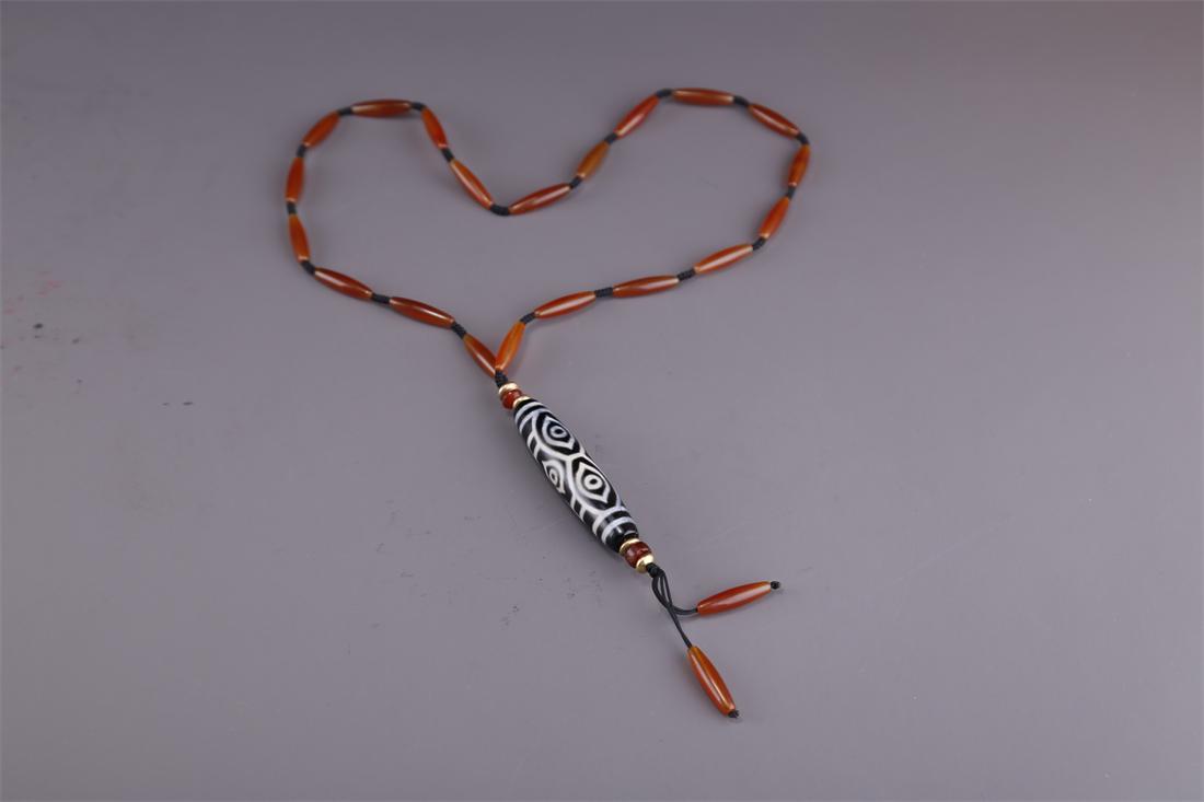 A NECKLACE OF SIX-EYE DZI BEAD. (1 of 6)