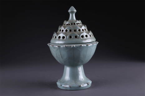 A PORCELAIN INCENSE BURNER, RU KILN.: Porcelain Incense Burner, Ru Kiln.