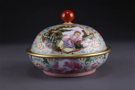 A ROSE PORCELAIN PLATE WITH FIGURE MOTIF.: Rose Porcelain Lidded Plate with Western Figure Story Motif.