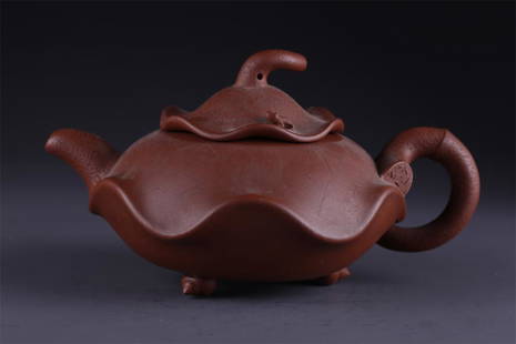 A LOTUS LEAF-SHAPED PURPLE CLAY TEAPOT.: Lotus Leaf-Shaped Purple Clay Teapot.