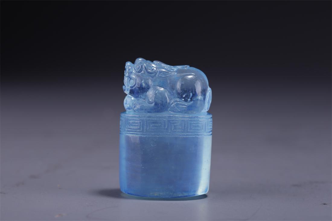 A SAPPHIRE BEAST-KNOB SEAL. (1 of 9)