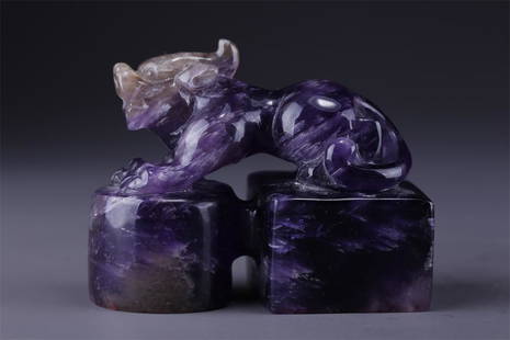 AN AMETHYST SEAL WITH BEAST-SHAPED KNOB.: Amethyst Conjoined Seal with Beast-Shaped Knob.