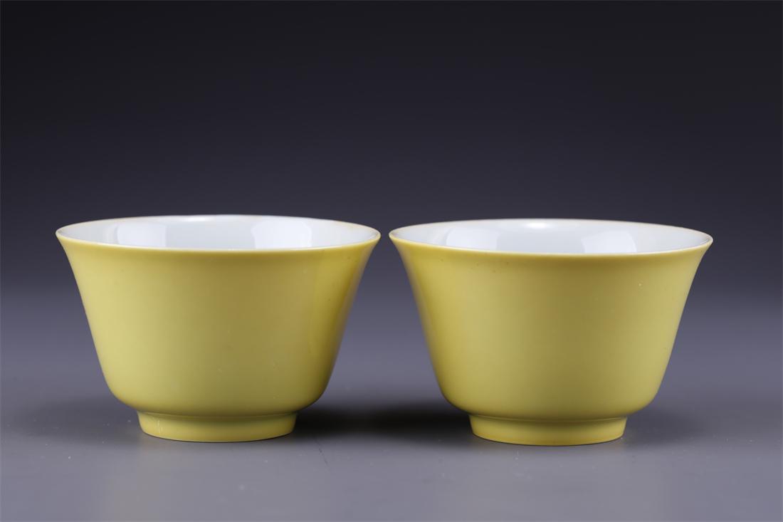 A PAIR OF YELLOW GLAZED PORCELAIN TEACUPS. (1 of 6)