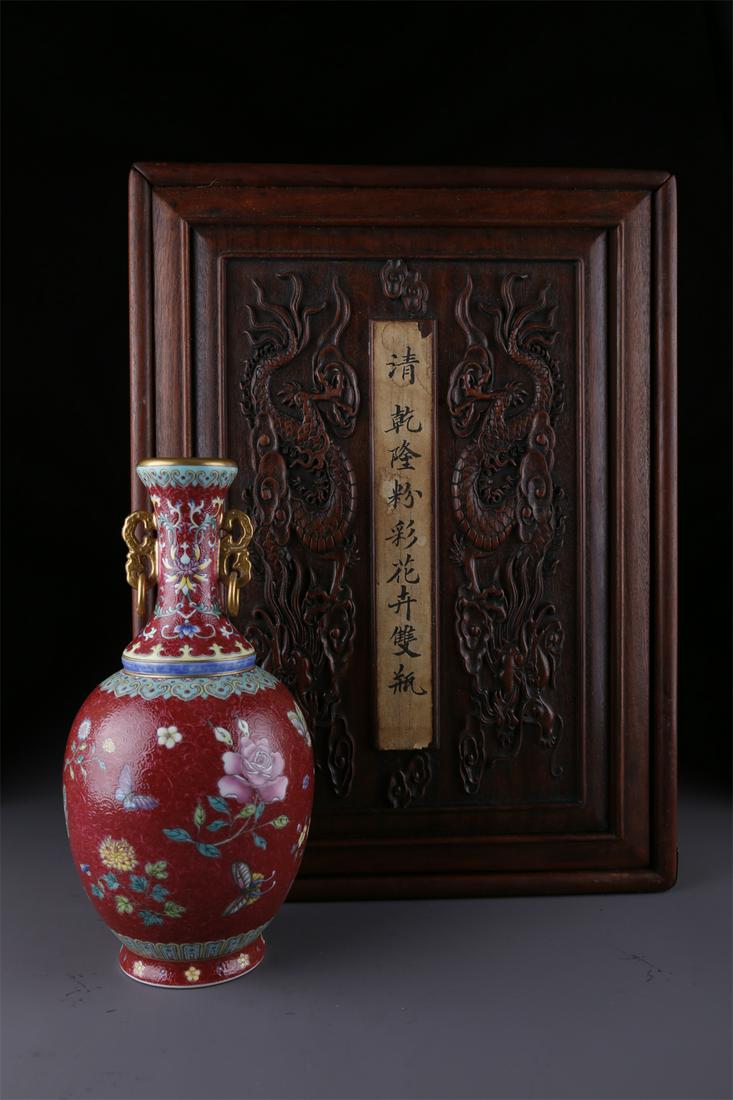 A FAMILLE-ROSE PORCELAIN TWO-EAR BOTTLE. (1 of 10)