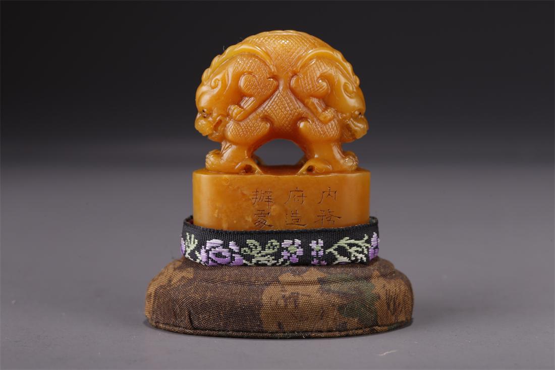 A TIANHUANG STONE DRAGON-KNOB SEAL. (1 of 10)