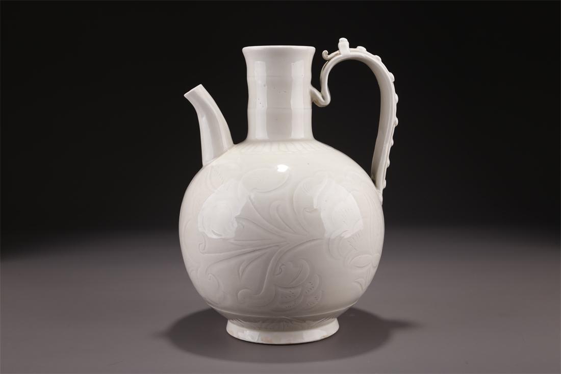 A LOOP-HANDLED PORCELAIN POT, DING KILN. (1 of 10)