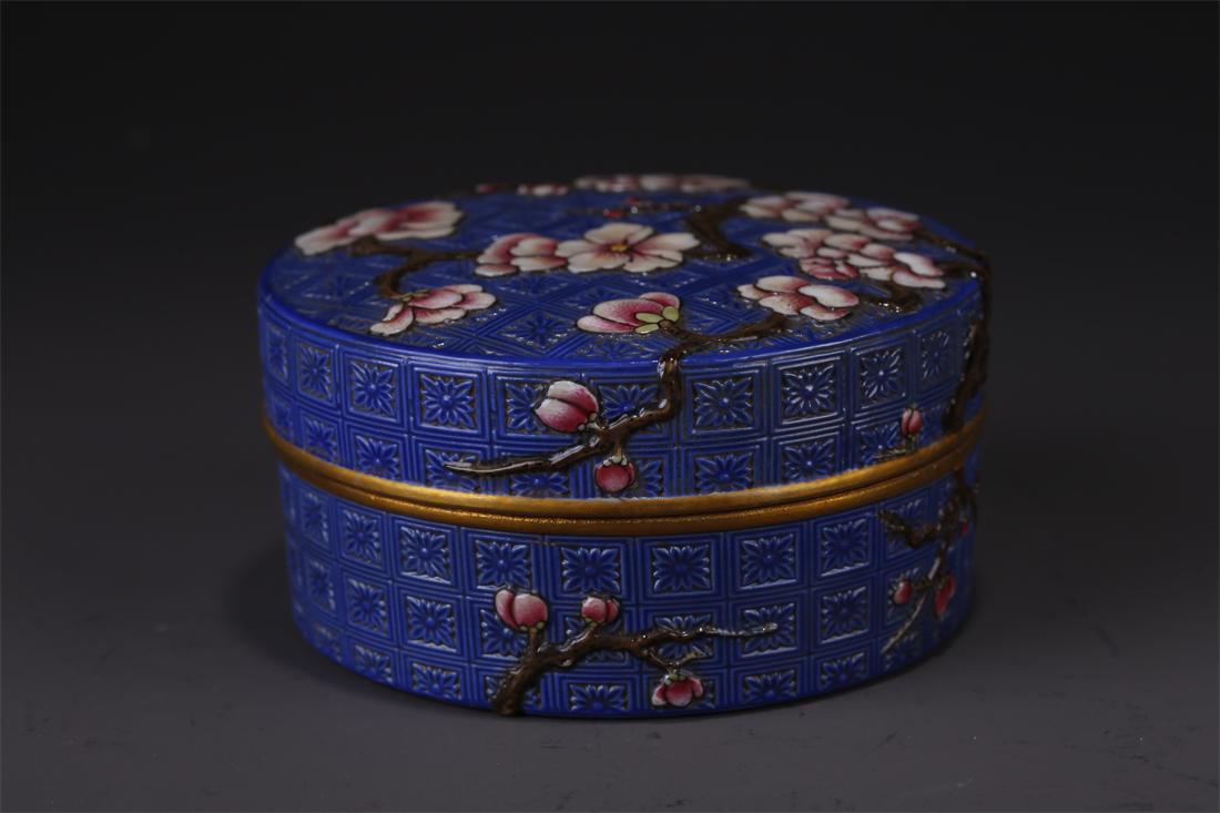 A FAMILLE ROSE PORCELAIN LIDDED BOX. (1 of 10)
