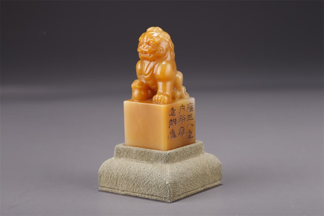 A TIANHUANG STONE LION-KNOB SEAL. (1 of 10)