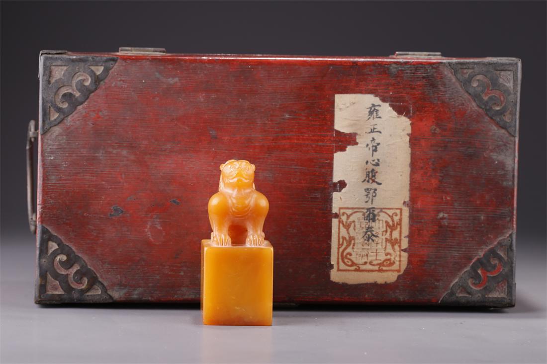 A TIANHUANG STONE LION-KNOB SEAL. (1 of 9)
