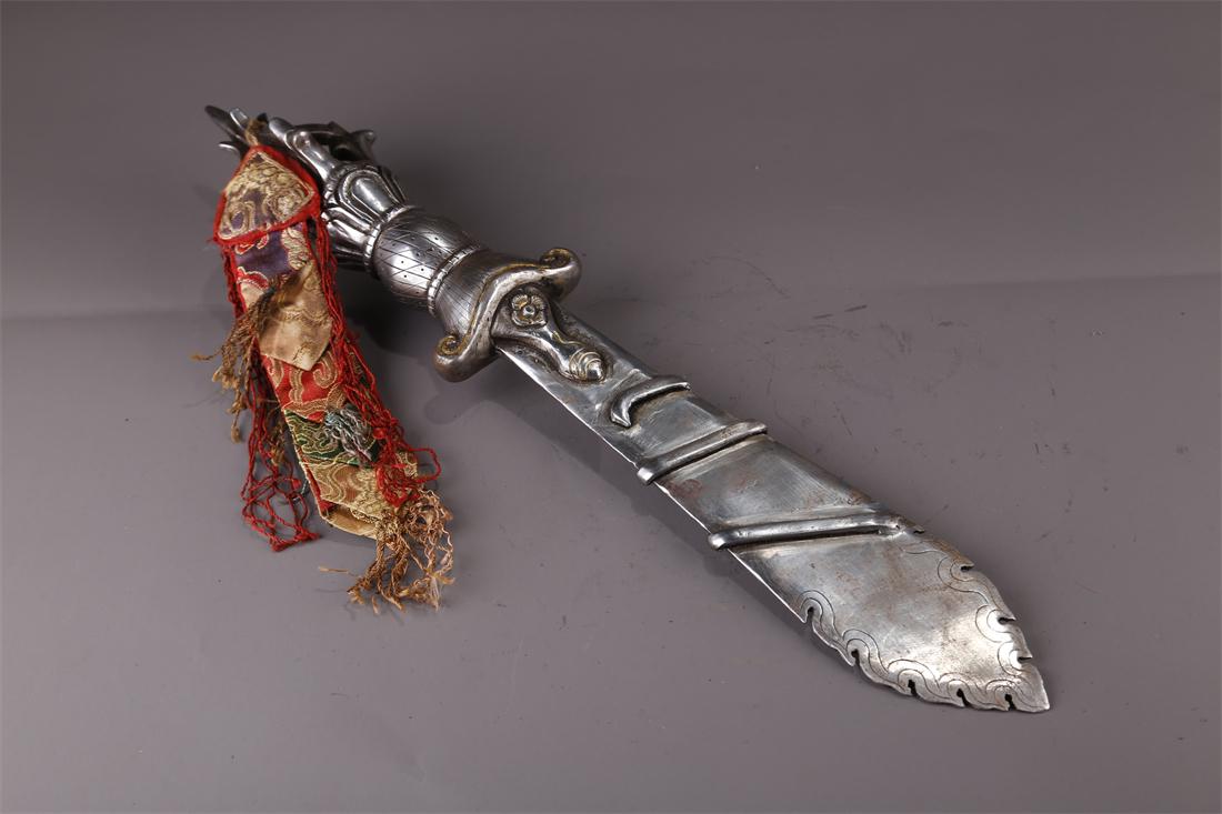 A TIBETAN CAST IRON VAJRA SWORD FOR RITE. (1 of 7)