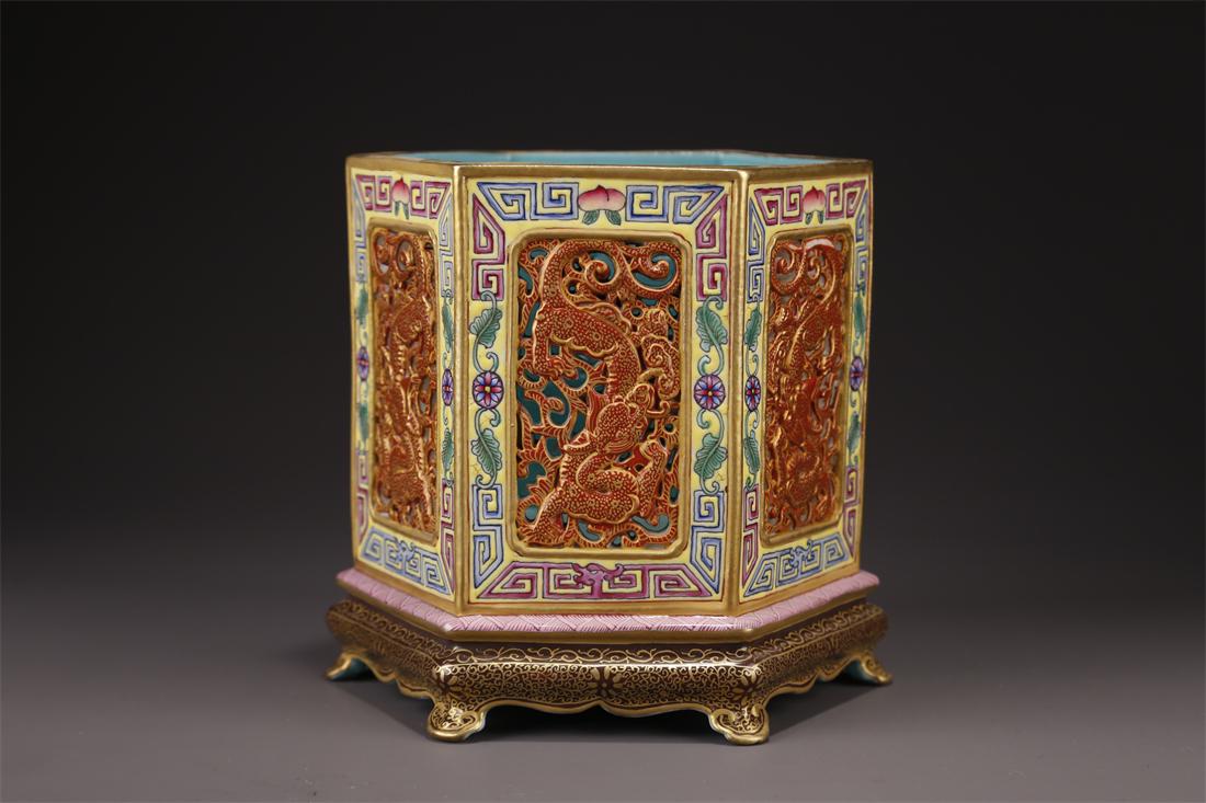 A FAMILLE ROSE PORCELAIN HEXAGONAL BRUSH POT. (1 of 9)