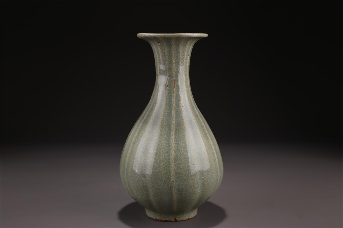 A YUHU SPRING PORCELAIN BOTTLE "YUHUCHUNPING". (1 of 9)