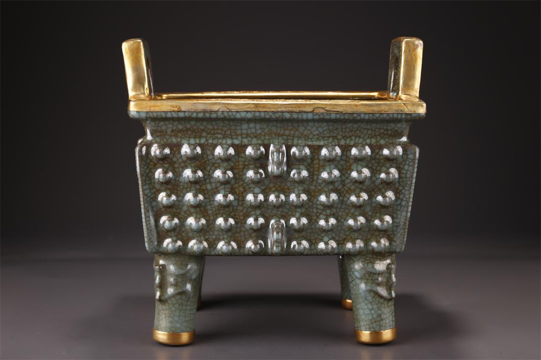 A CALDRON-SHAPED PORCELAIN CENSER, RU KILN. (1 of 9)