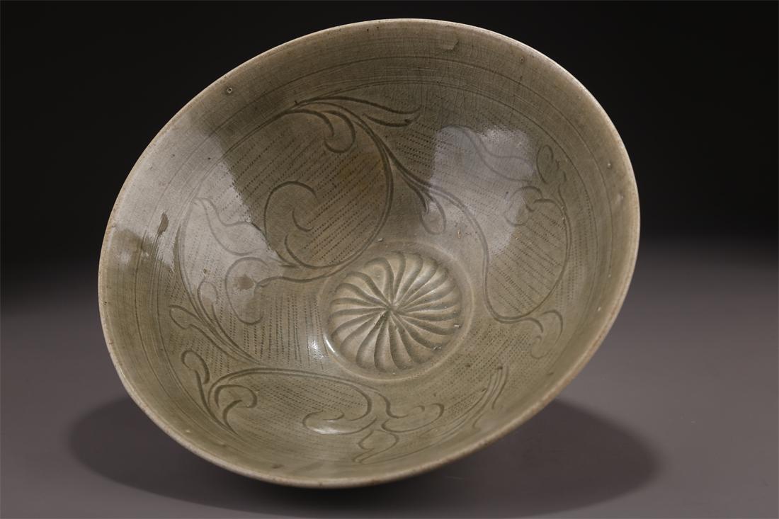 A HAT-SHAPED PORCELAIN BOWL, YUE KILN. (1 of 10)