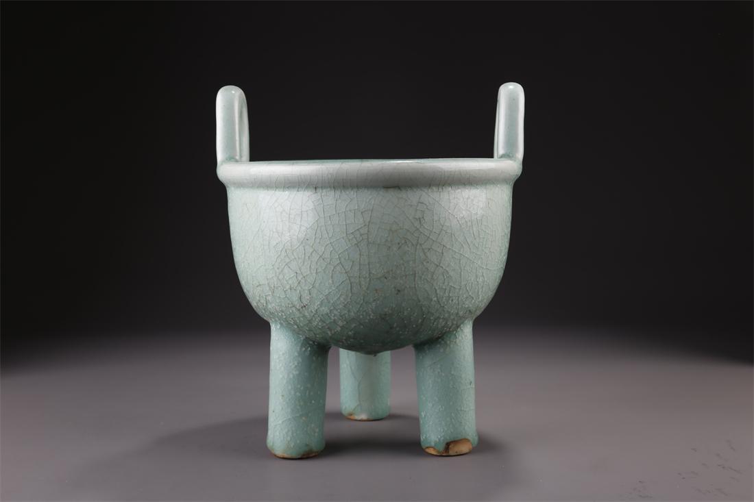 A TRIPOD CALDRON-SHAPED PORCELAIN CENSER. (1 of 9)