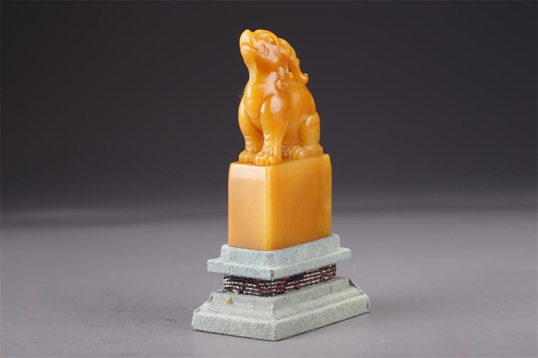 A TIANHUANG STONE BEAST-KNOB SEAL. (1 of 9)