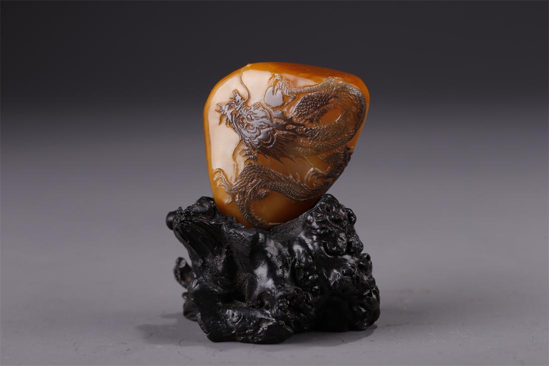 A TIANHUANG STONE CARVING ORNAMENT. (1 of 9)