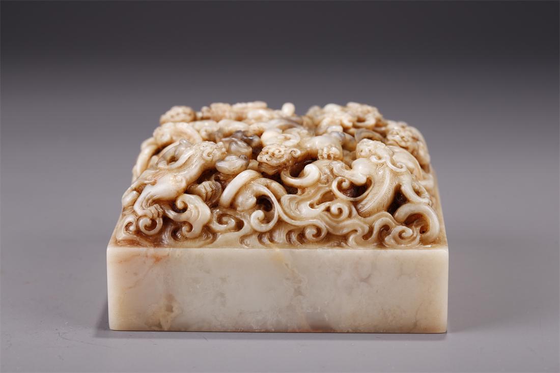 A ROSS QUARTZ NINE-DRAGON-KNOB SEAL. (1 of 7)