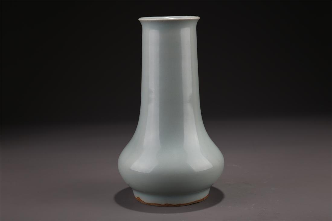 A GREEN CELADON LONG-NECK PORCELAIN BOTTLE. (1 of 9)