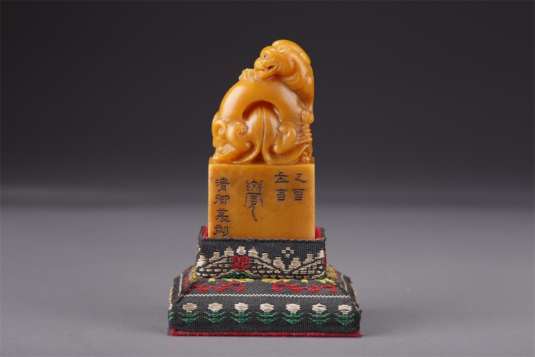 A TIANHUANG STONE BEAST-KNOB SEAL. (1 of 9)