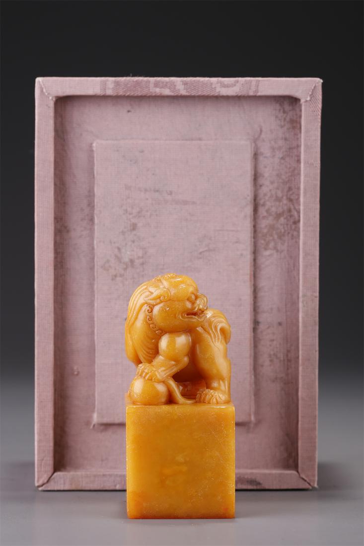 A TIANHUANG STONE LION-KNOB SEAL. (1 of 9)