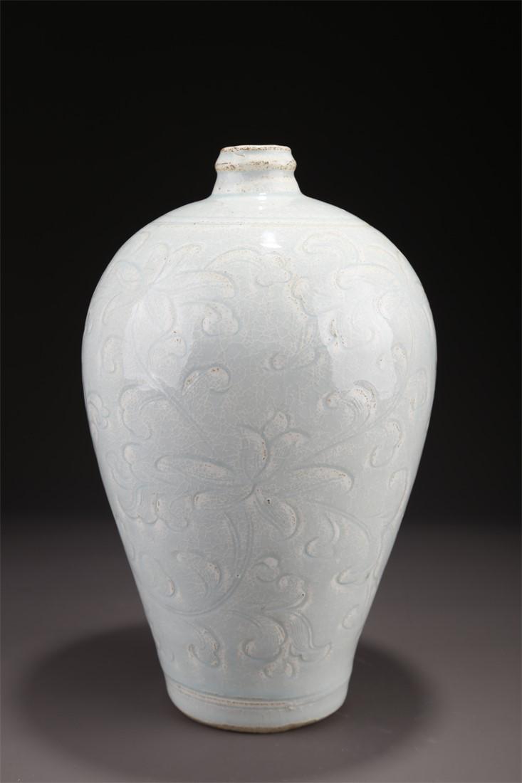 A PORCELAIN BOTTLE "MEIPING", HUTIAN KILN. (1 of 9)