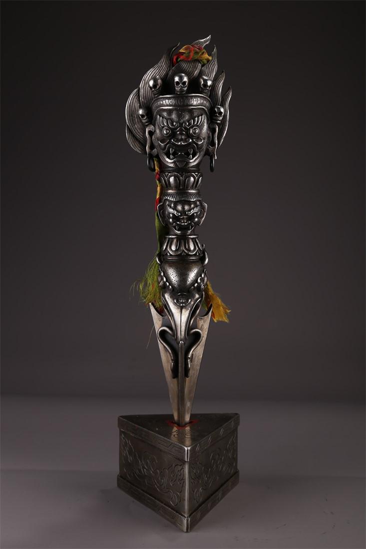 A TIBETAN CAST IRON IMPLEMENT VAJRA "JUE". (1 of 9)