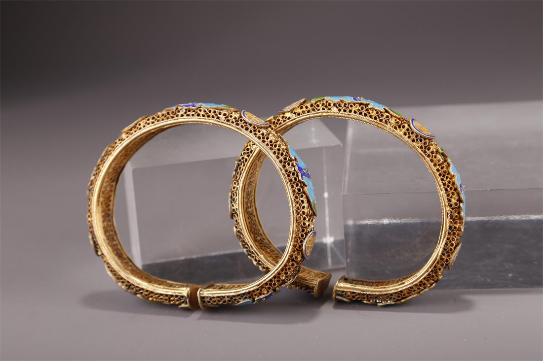 A PAIR OF GILT SILVER BLUING BANGLES. (1 of 7)