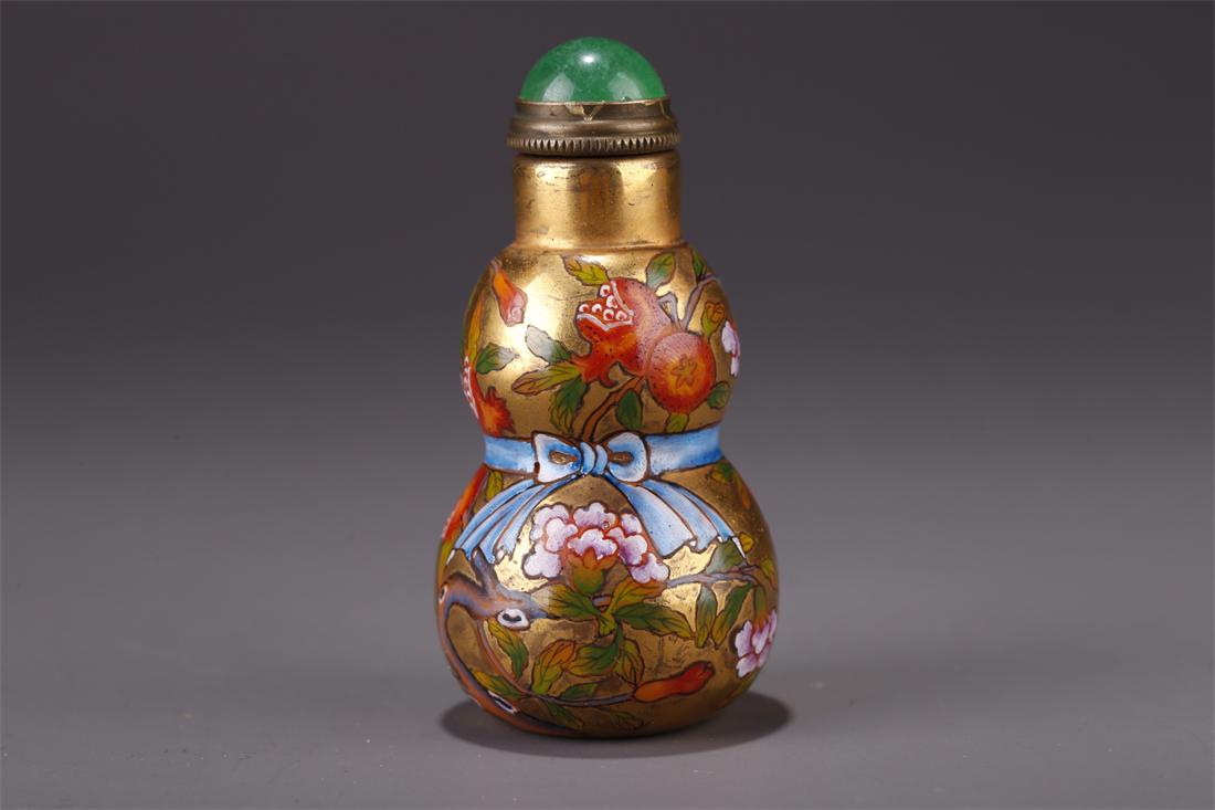 A GOURD-SHAPED GLASS SNUFF BOTTLE. (1 of 9)
