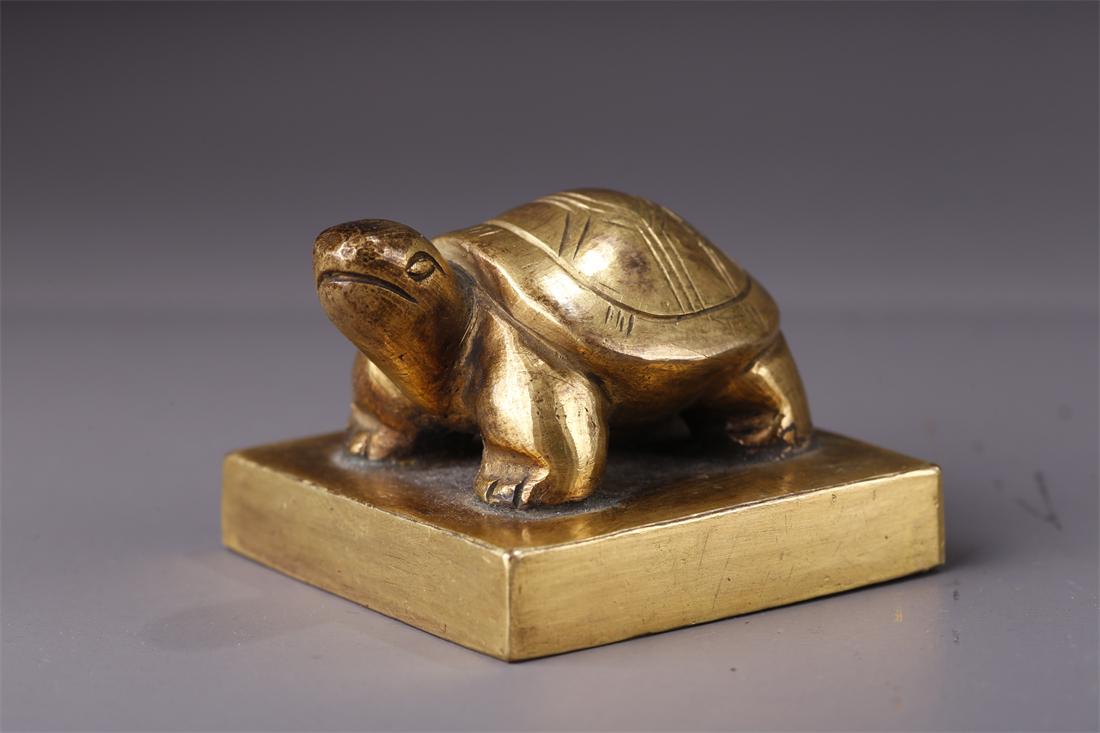 A GILT BRONZE TURTLE-KNOB SEAL. (1 of 9)