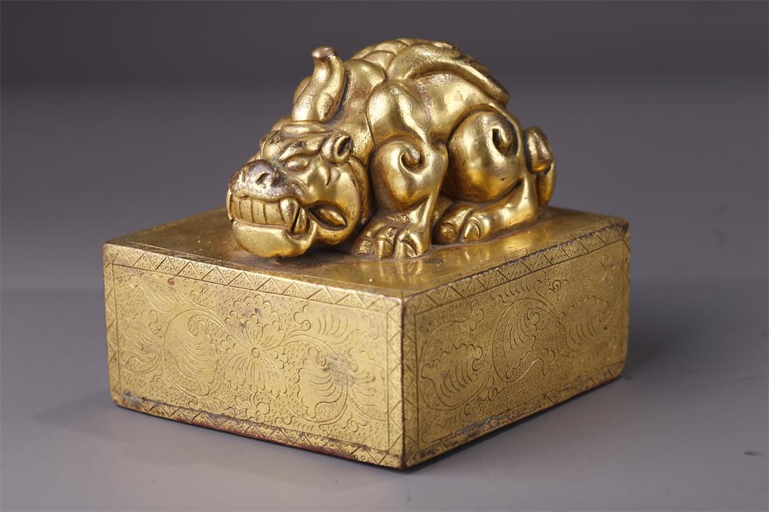 A TIBETAN GILT BRONZE BEAST-KNOB SEAL. (1 of 9)