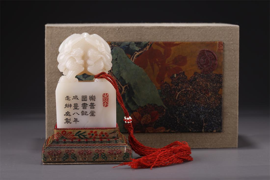 A ROSS QUARTZ DRAGON-KNOB SEAL. (1 of 9)